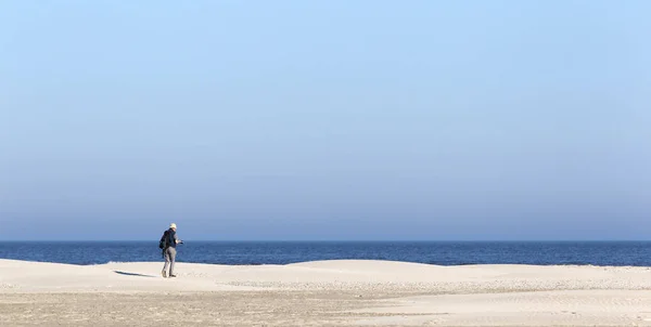 Oude Mannelijke Fotograaf Lopend Het Strand Nederland — Stockfoto