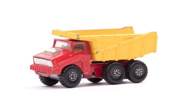 Çöp kamyonu oyuncağı beyaz arkaplanda izole edildi