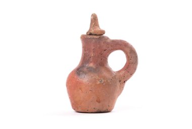 Seramik eski vazo, küçük, beyaz arkaplanda izole edilmiş.