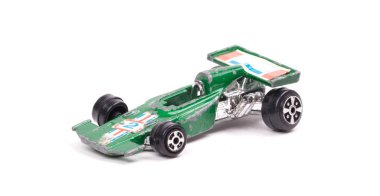 Yeşil metal oyuncak araba, yarış arabası, beyaz üzerine izole edilmiş.