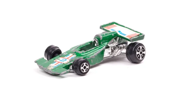 緑の金属のおもちゃの車 レースカー 白に隔離された — ストック写真