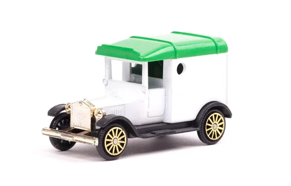 白に隔離された古い金属製のおもちゃの車 — ストック写真
