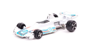 Beyaz metal oyuncak araba, yarış arabası, beyaz üzerine izole edilmiş.