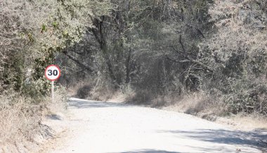 Botsvana ülkesindeki bir dirtroad 30km işareti yol sinyali