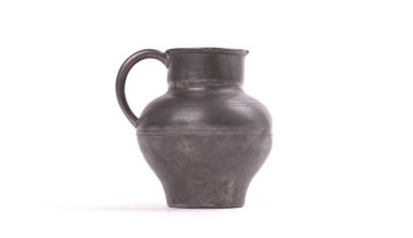 Beyaz izole çok eski teneke vazo