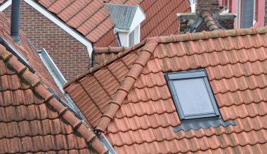 Kırmızı çatı arka planına kurulmuş pencerenin yakın plan ayrıntıları