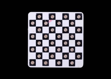 Siyah arkaplanda izole edilmiş eski dama oyunu