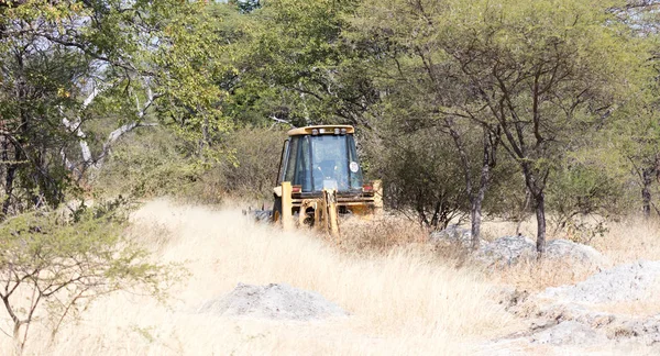 Botswana Küçük Sarı Bir Traktör — Stok fotoğraf