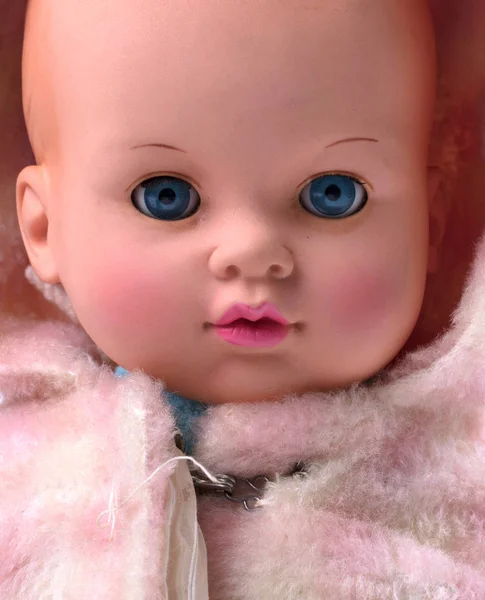 本物の衣服で作られた非常に古い赤ちゃんの人形 1940年代 隔離された — ストック写真