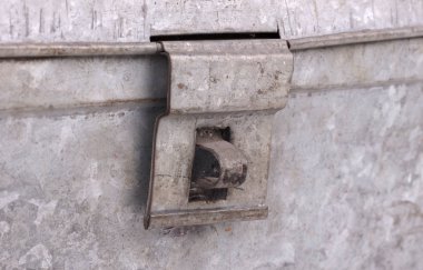 Eski metal bir kutunun parçası, beyaz arka planda izole edilmiş.