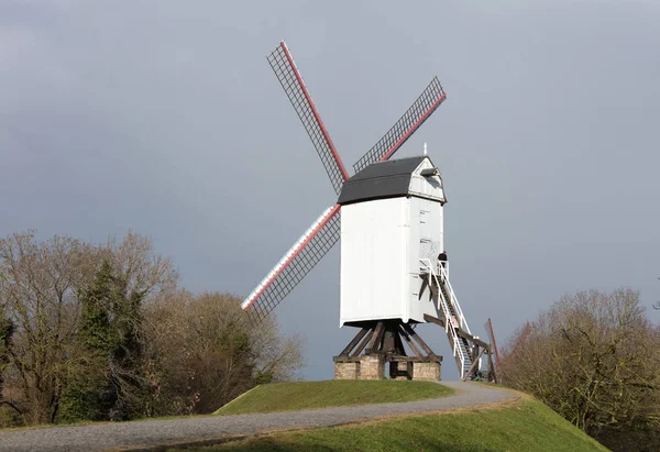 Tradiční Starý Dřevěný Větrný Mlýn Bruggách Bruggy Belgie — Stock fotografie