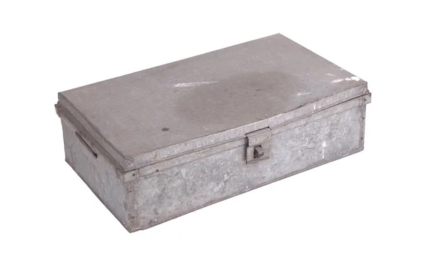 白色背景隔离的旧金属盒 用于运输货物 — 图库照片