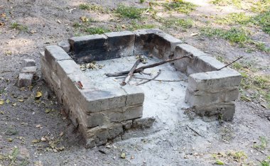 Botswana 'nın vahşi doğasında şömine, kamp alanı.