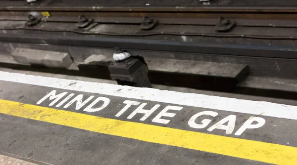 Cuidado com a lacuna, aviso no metro de Londres — Fotografia de Stock