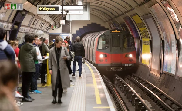 LONDON - MAY 15: Travelers hurry at an underground station on Fe — Stock Photo, Image