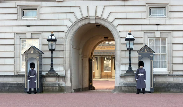 Londres, Reino Unido - 21 de febrero de 2019: Guardias en abrigo grande — Foto de Stock