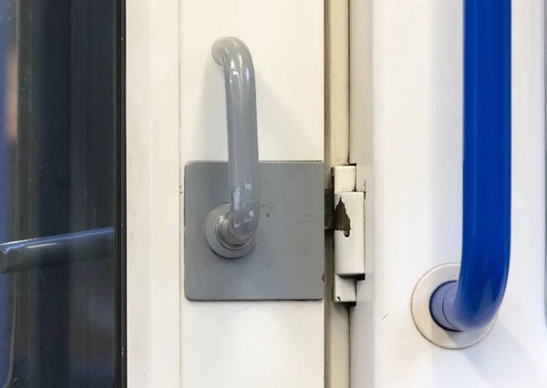 Λαβή σε μια πόρτα στο μετρό του Λονδίνου — Φωτογραφία Αρχείου