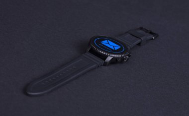 Siyah smartwatch izole, yeni ileti