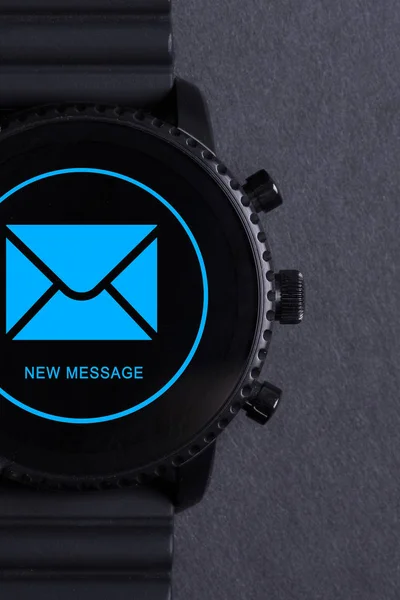 Чорний смарт-годинник ізольовано, нове повідомлення — стокове фото
