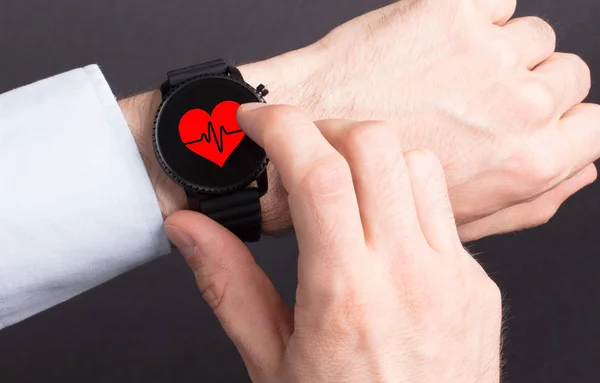 Reloj inteligente negro aislado, latido del corazón — Foto de Stock