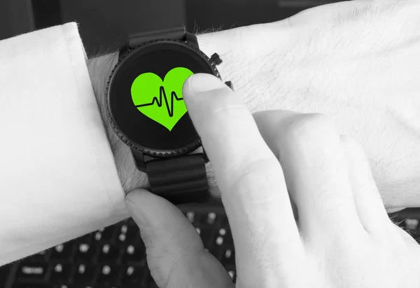 Siyah smartwatch izole, kalp atışı — Stok fotoğraf