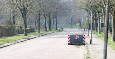 Bir yol bloğu olarak hizmet veren büyük ekici, speedlimit o