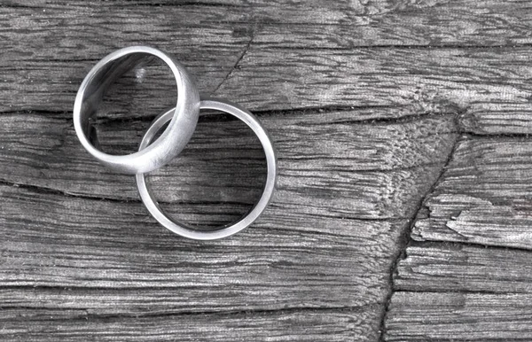 Wedding rings on old wood — Stock Photo, Image