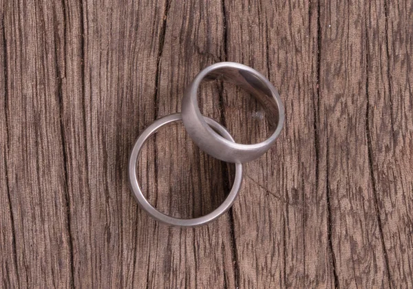 Wedding rings on old wood — Stock Photo, Image