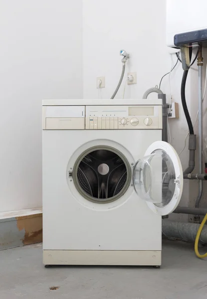 Старая грязная стиральная машина — стоковое фото