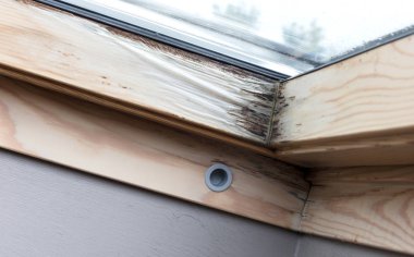 Sızdırdıktan sonra çatı penceresi