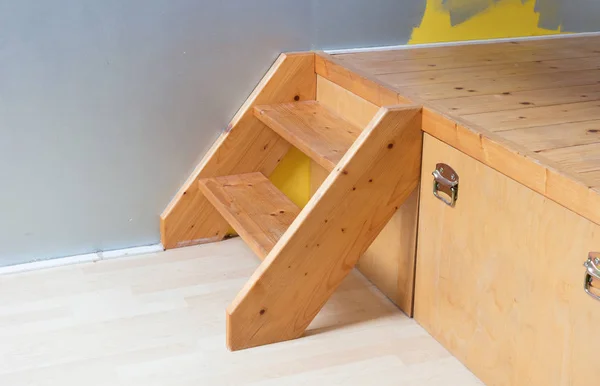 Kleine houten trap — Stockfoto