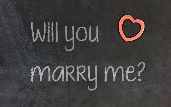 Küçük kırmızı kalpli tahta - Benimle evlenir misin?? — Stok fotoğraf