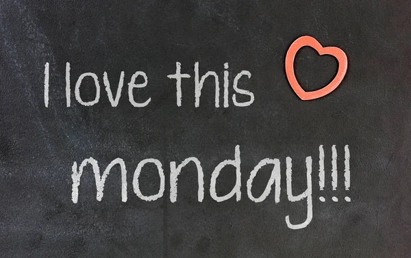 Tabule s malým červeným srdcem-Miluji toto pondělí — Stock fotografie