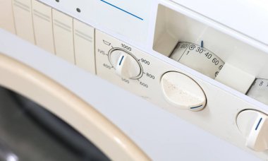 Eski kirli çamaşır makinesi