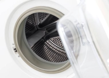 Eski kirli çamaşır makinesi