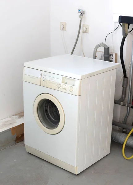 Старая грязная стиральная машина — стоковое фото