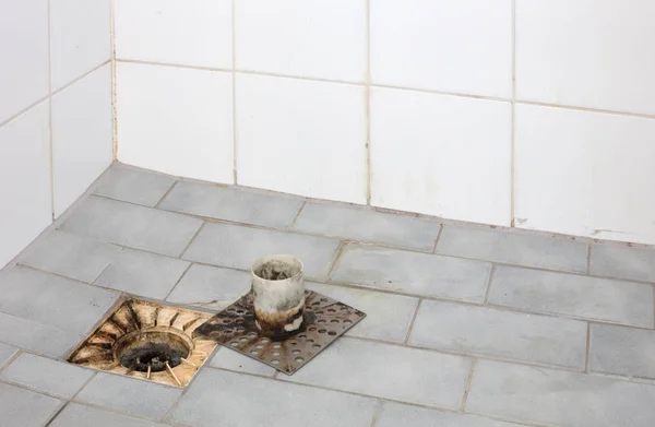 Bodenabfluss in einer alten Dusche — Stockfoto