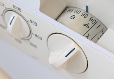 Eski kirli çamaşır makinesi