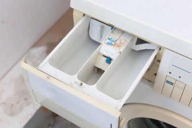 Eski kirli çamaşır makinesi