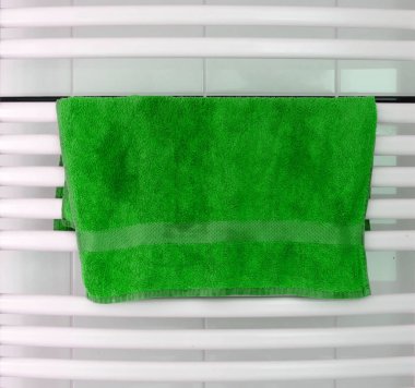 Beyaz metal ısıtmalı havlu ray banyoda set