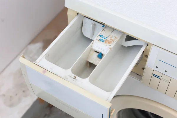 Eski kirli çamaşır makinesi — Stok fotoğraf