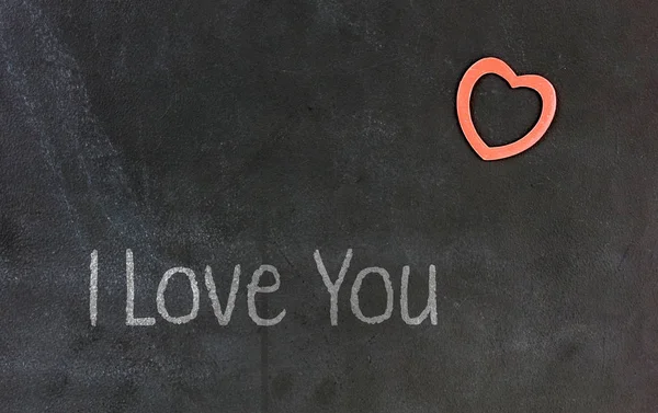 小さな赤い心を持つ黒板 - 私はあなたを愛しています — ストック写真