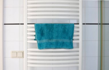 Beyaz metal ısıtmalı havlu ray banyoda set