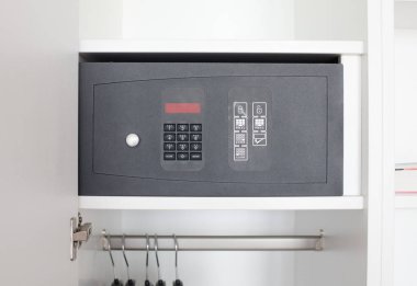 Otel odasında güvenli kutu