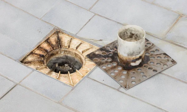 Eski bir duşta zemin drenajı