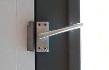 Alüminyum kapı pencere kolunun yakın görünümü