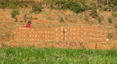 Madagaskar'da kerpiç fabrikası
