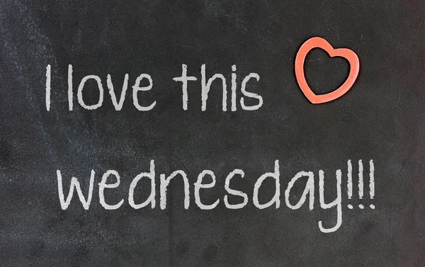 Blackboard med små röda hjärta-jag älskar den här onsdagen — Stockfoto