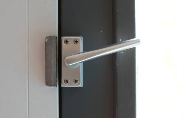 Закрыть вид на алюминиевую дверную ручку — стоковое фото