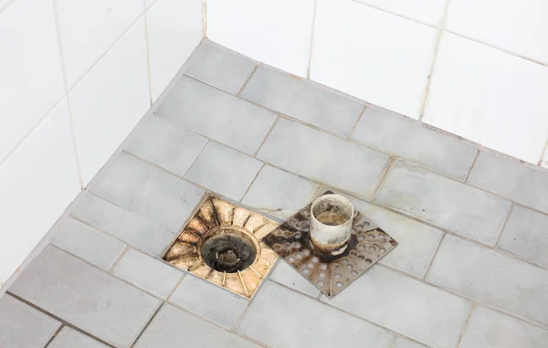 Odpływ podłogowy w starym prysznicu — Zdjęcie stockowe